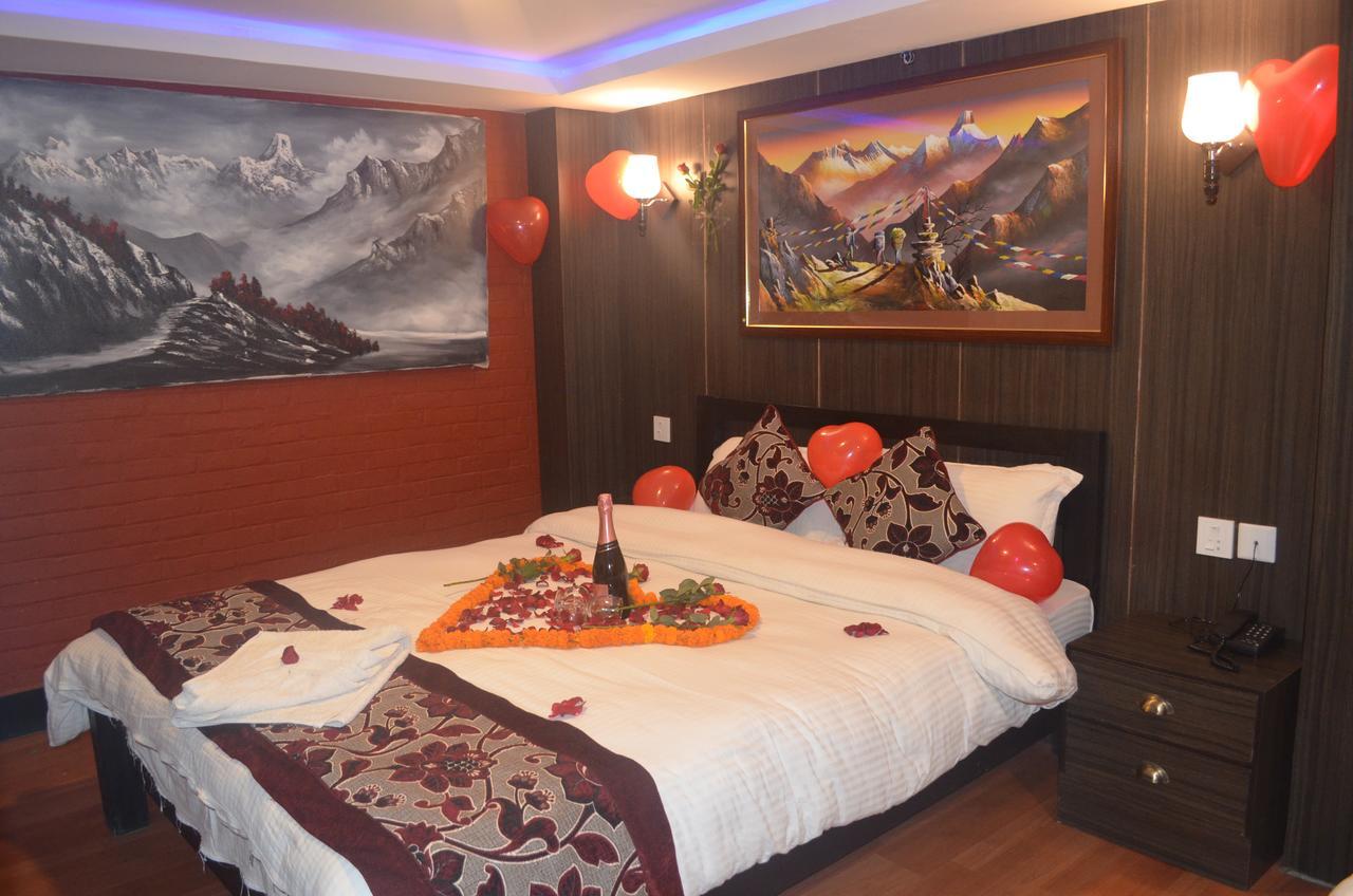 Hotel Holiday Inn Kathmandu Buitenkant foto