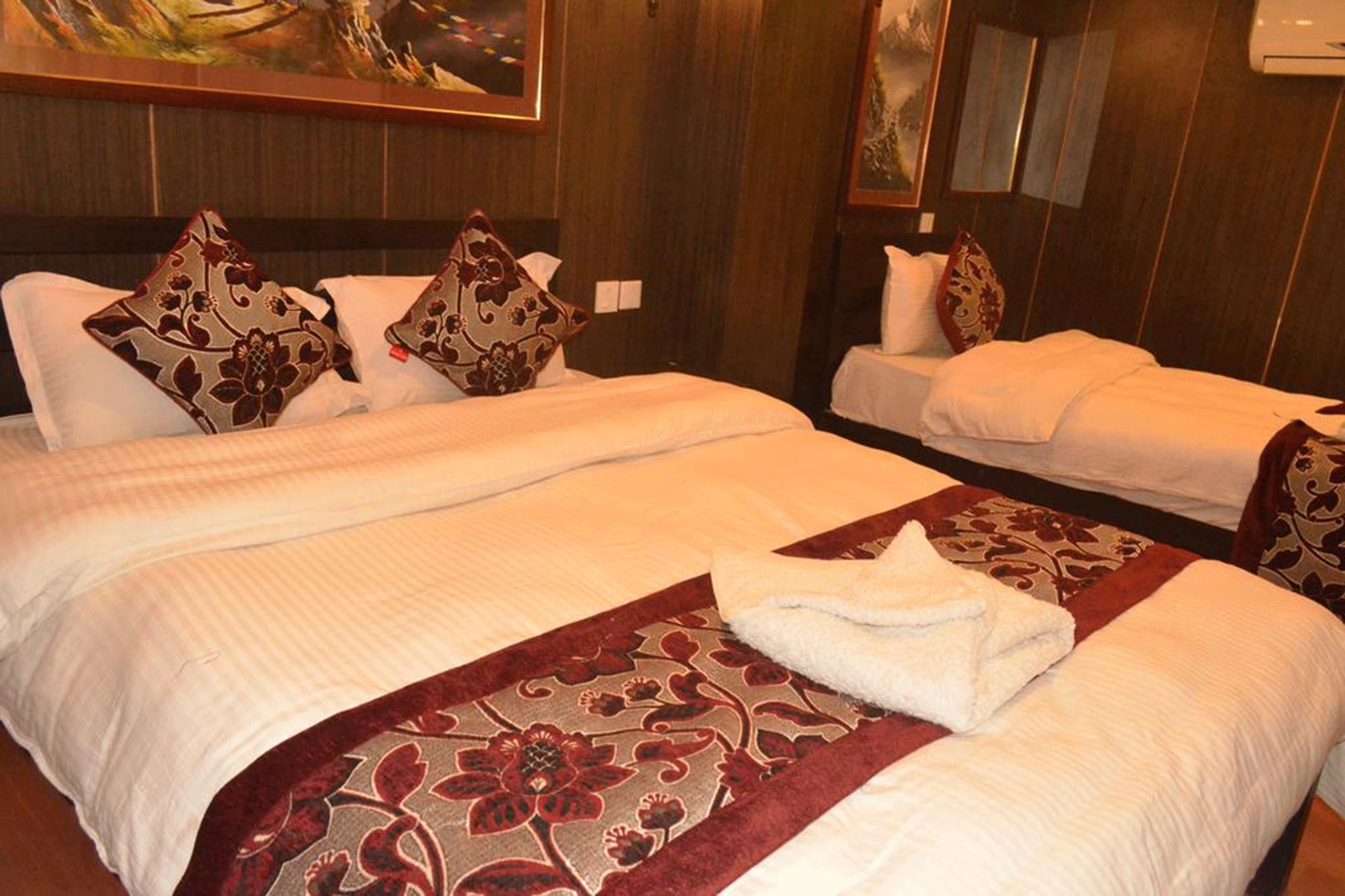 Hotel Holiday Inn Kathmandu Buitenkant foto