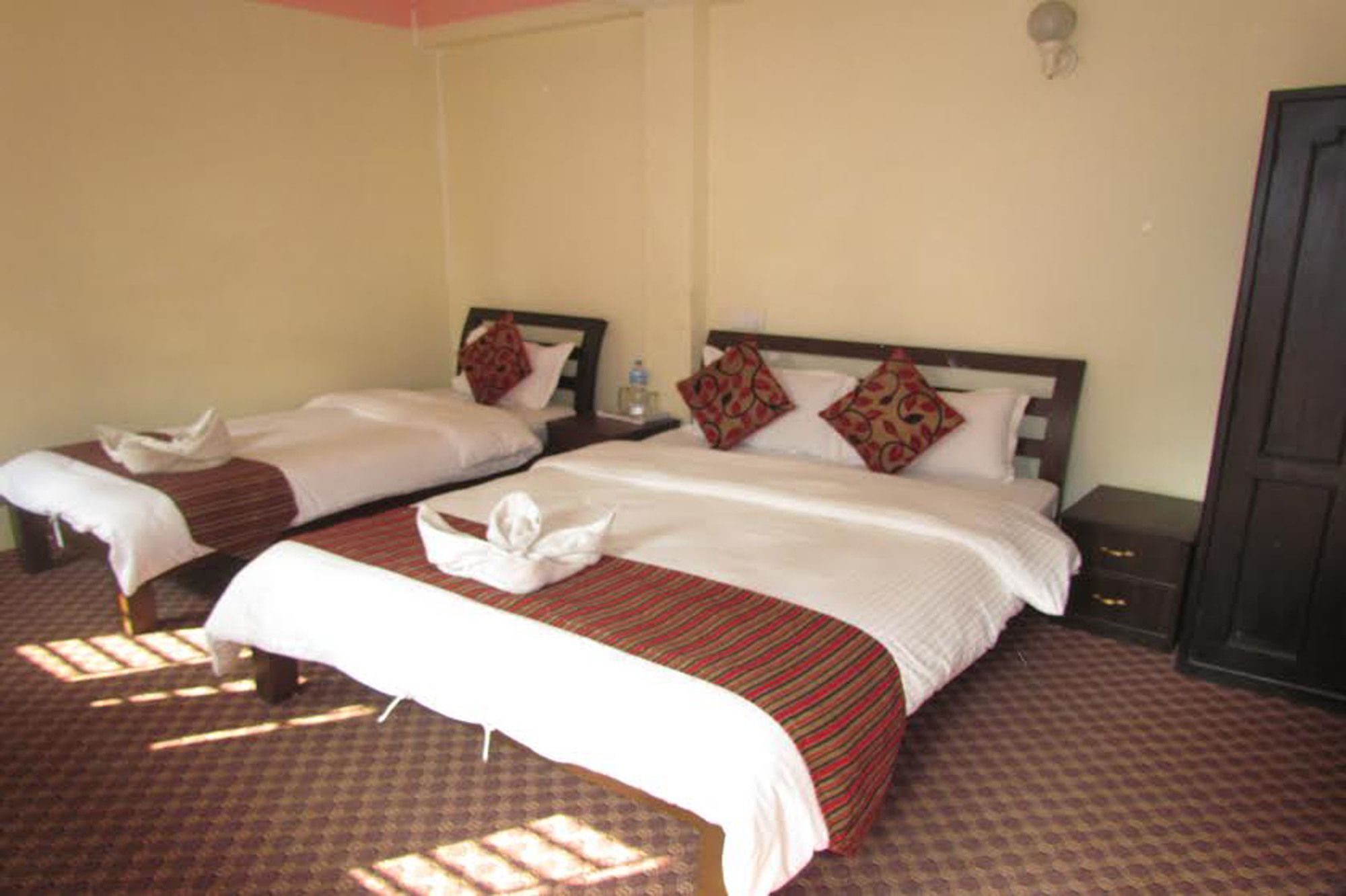 Hotel Holiday Inn Kathmandu Buitenkant foto